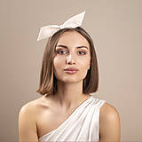 Ozdoby do vlasov - Svadobná mašľa z králičej plsti na čelenke, fascinátor v tvare mašle na čelenke pre nevestu - 16393105_