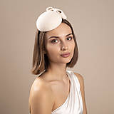 Ozdoby do vlasov - Svadobný plstený klobúčik s mašľou, krémový klobúčik pre mestskú svadbu - 16393120_