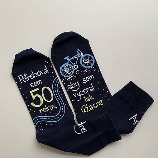 Maľované tmavomodré ponožky k narodeninám pre cyklistu 2