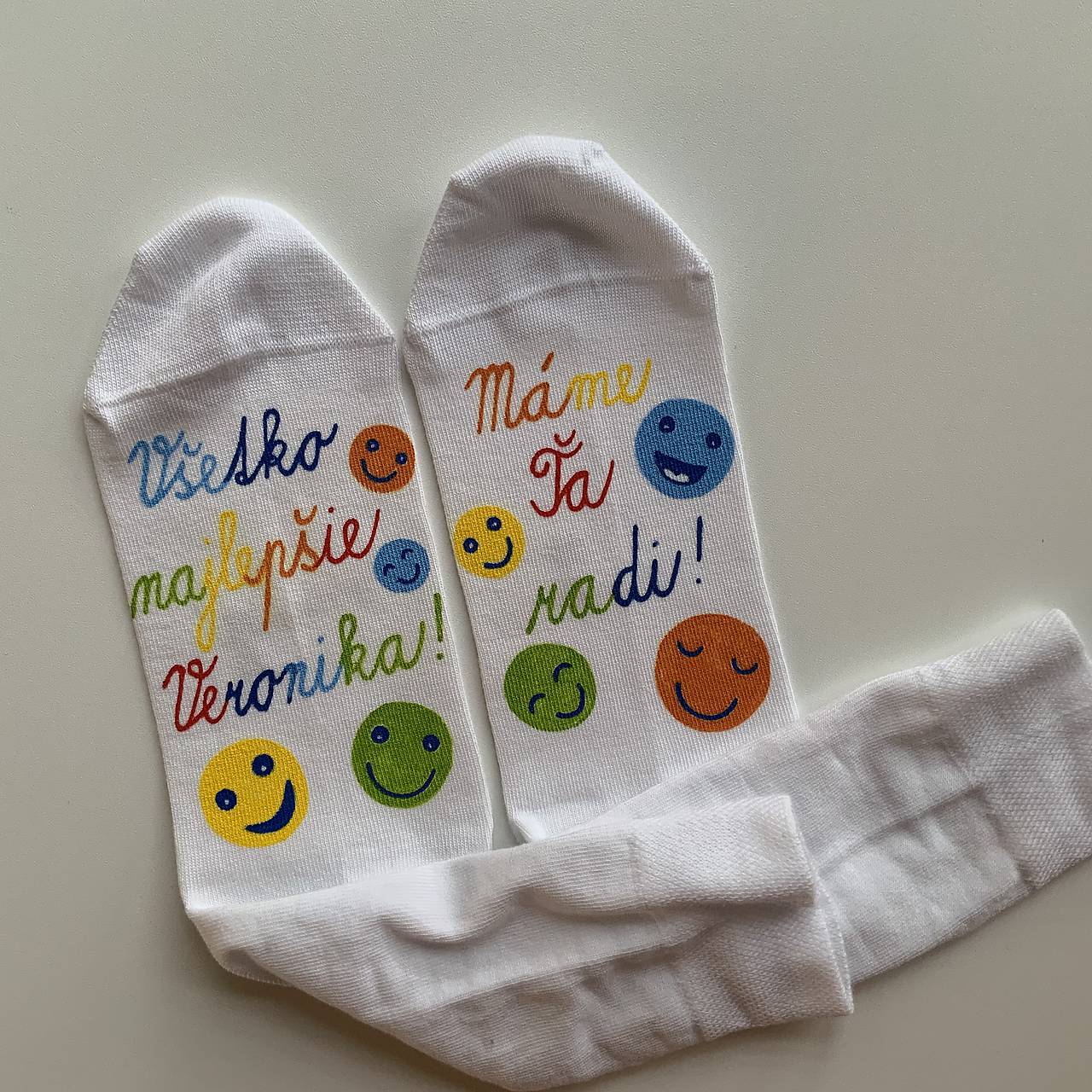 Maľované ponožky s nápisom: "Všetko najlepšie”biele s pestrofarebnými smajlíkmi