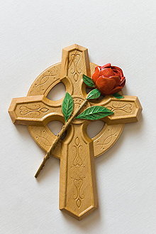 Dekorácie - Drevený kríž s ružou - 16392661_