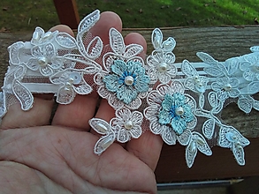 Spodná bielizeň - svadobný podväzok Ivory + modré čipkové kvety 27 - 16397278_