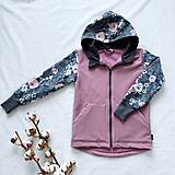 Detské oblečenie - Softshellová bunda staroružová s ružovými kvetmi na šedom - 16398229_