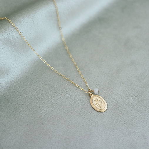 Náhrdelníky - Náhrdelník s Pannou Máriou a mesačným kameňom (gold filled) - 16398333_