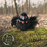 Hračky - Roztomilá malá čierna vrana, Fantasy stvorenie vták, interiérová umelecká bábika OOAK - 16397294_