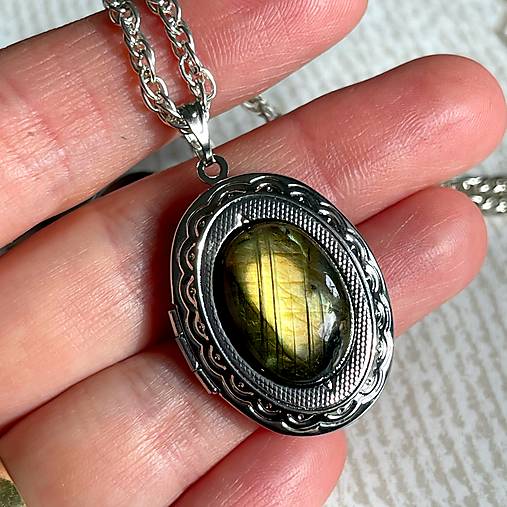 Oval Gemstone Antique Silver Locket Necklace / Otvárací medailón (Golden Labradorite E023)