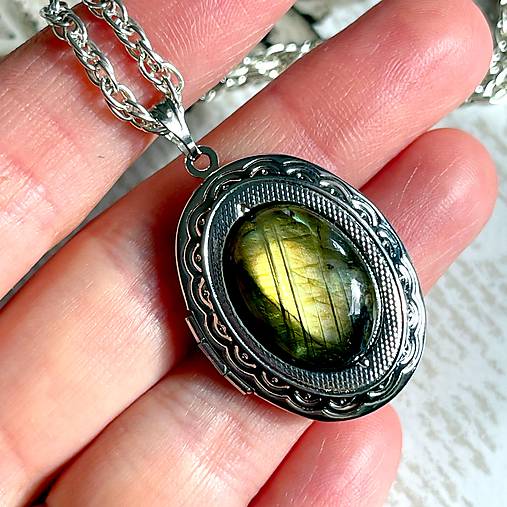 Oval Gemstone Antique Silver Locket Necklace / Otvárací medailón (Golden Labradorite E023)