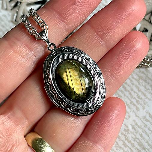 Oval Gemstone Antique Silver Locket Necklace / Otvárací medailón (Golden Labradorite E023)