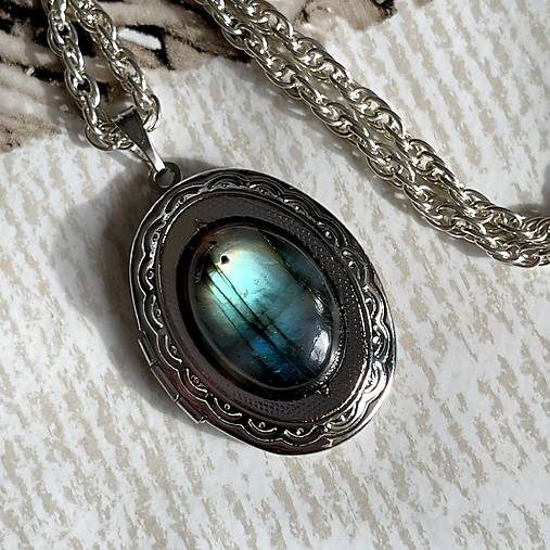 Oval Gemstone Antique Silver Locket Necklace / Otvárací medailón (Blue Labradorite E023)