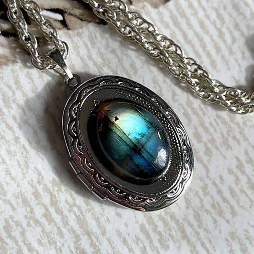 Oval Gemstone Antique Silver Locket Necklace / Otvárací medailón (Blue Labradorite E023)