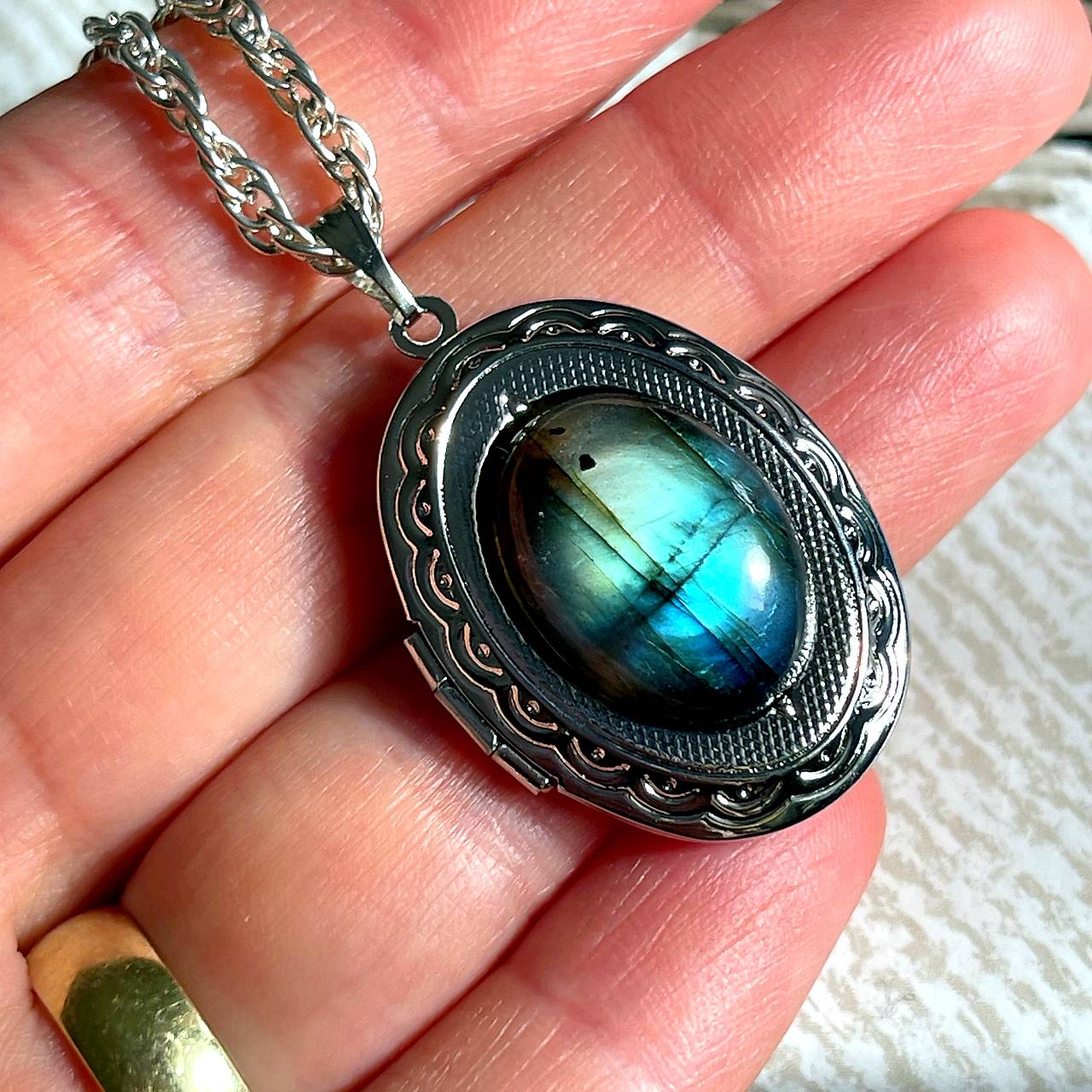 Oval Gemstone Antique Silver Locket Necklace / Otvárací medailón (Blue Labradorite E023)