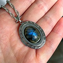 Náhrdelníky - Oval Gemstone Antique Silver Locket Necklace / Otvárací medailón (Labradorite E023) - 16401532_