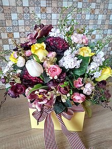 Dekorácie - bohatý kvetinový box - 16401131_