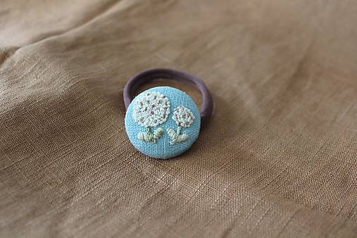 Ozdoby do vlasov - Ručne vyšívaná ľanová gumička do vlasov - Hortenzie  - 16402527_