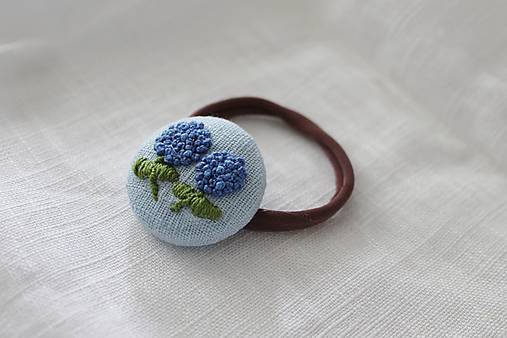 Ozdoby do vlasov - Ručne vyšívaná ľanová gumička do vlasov - Modré hortenzie - 16402545_