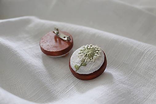 Brošne - Ručne vyšívaná ľanová brošňa s dreveným podkladom - Púpava - 16402577_