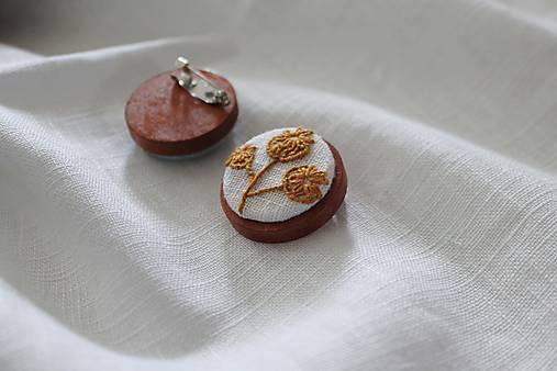 Brošne - Ručne vyšívaná ľanová brošňa s dreveným podkladom - Makovice - 16402601_