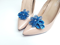 Ponožky, pančuchy, obuv - Kráľovsky modré kvetinové klipy na topánky (Modrá) - 16404641_