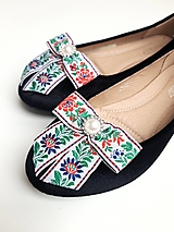 Ponožky, pančuchy, obuv - Klipy na topánky - biele modré čierne folklórne mašle s bielou perlovo-štrasovou ozdobou (biela stuha variant do modra) - 16404741_