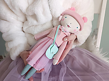 Hračky - Bábika v ružovom kabátiku, malá - 16403248_