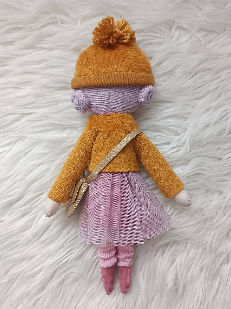 Bábika v okrovom kabátiku, malá