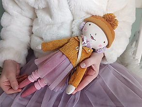 Hračky - Bábika v okrovom kabátiku, malá - 16403315_