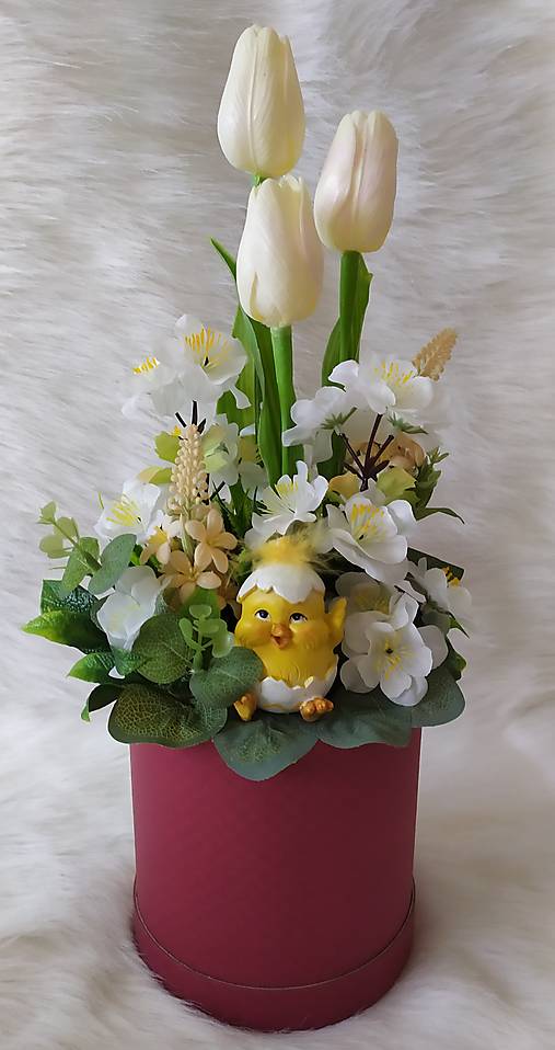 Veľkonočná dekorácia - box s kuriatkom a tulipánmi