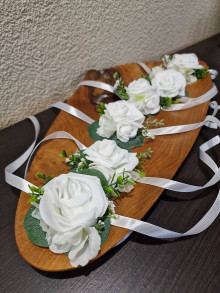 Svadobné pierka - Náramok pre družičky biela ruža + 2 kvietky - 16405090_
