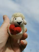 Dekorácie - Ovečka z ovčej vlny so srdiečkom - 16407292_