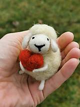 Dekorácie - Ovečka z ovčej vlny so srdiečkom - 16407302_