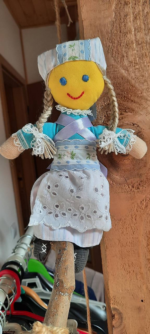 "Handrová" krojovaná bábika Anička