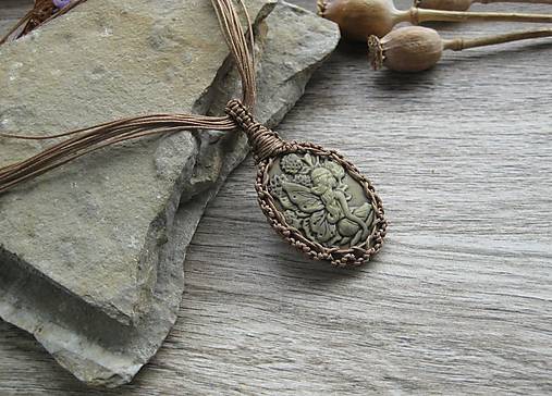 Náhrdelníky - Náhrdelník Cameo (s vílou, elfkou škoricový, č. 3902) - 16407325_
