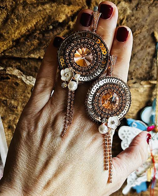 Náušnice - Pudrovo-ružové, ručne vyšívané - 16408650_