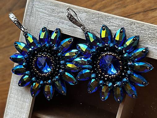 Náušnice - Modro - iskrivé, ručne vyšívané náušnice - 16408702_