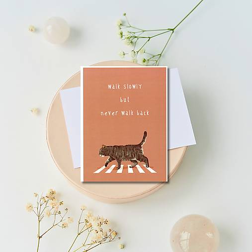 Papier - Pohľadnica s posolstvom "never walk back" - 16408308_