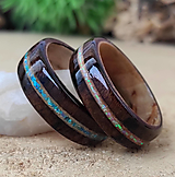 Prstene - Snubné prstene z dvoch driev a opálom - 16410738_
