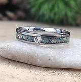 Prstene - Oceľový prsteň s bielym opálom a swarovski - 16411973_