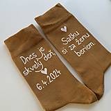 Ponožky, pančuchy, obuv - Maľované ponožky pre ženícha (horčicové s nápisom nad členkom)) - 16410075_