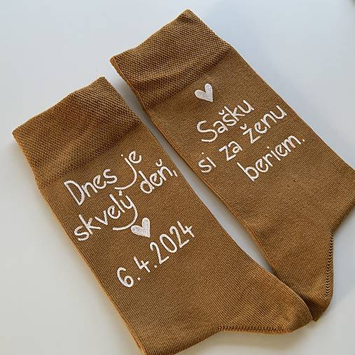 Maľované ponožky pre ženícha (horčicové s nápisom nad členkom))
