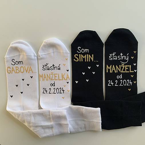 Maľované ponožky s nápisom: "Môj manžel (Moja manželka) je šťastne ženatý (vydatá)" (Iele + čierne s nápisom "Som (meno) šťastná manželka/manžel od (dátum)")