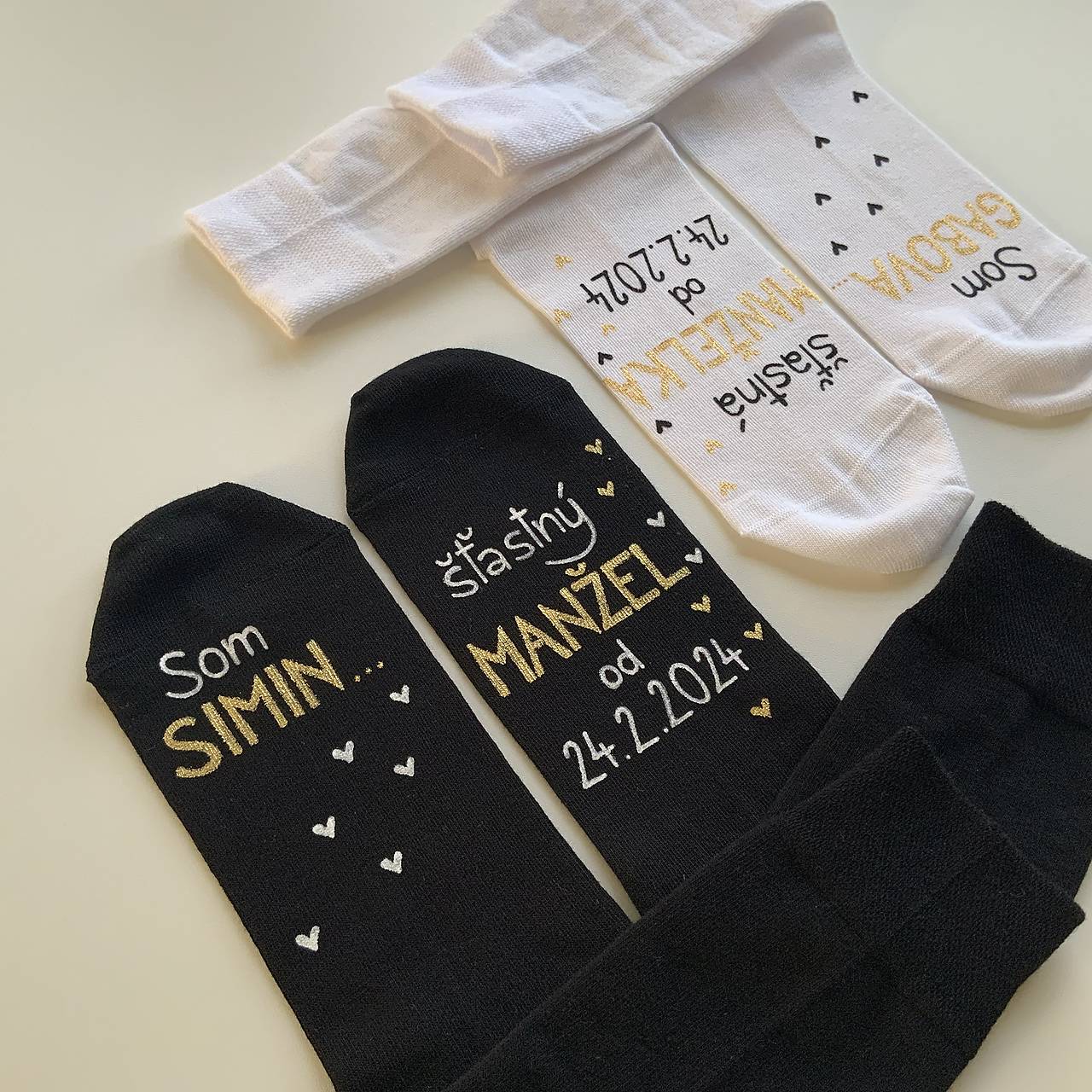 Maľované ponožky s nápisom: "Môj manžel (Moja manželka) je šťastne ženatý (vydatá)" (Biele + čierne s nápisom "Som (meno) šťastná manželka/manžel od (dátum)")
