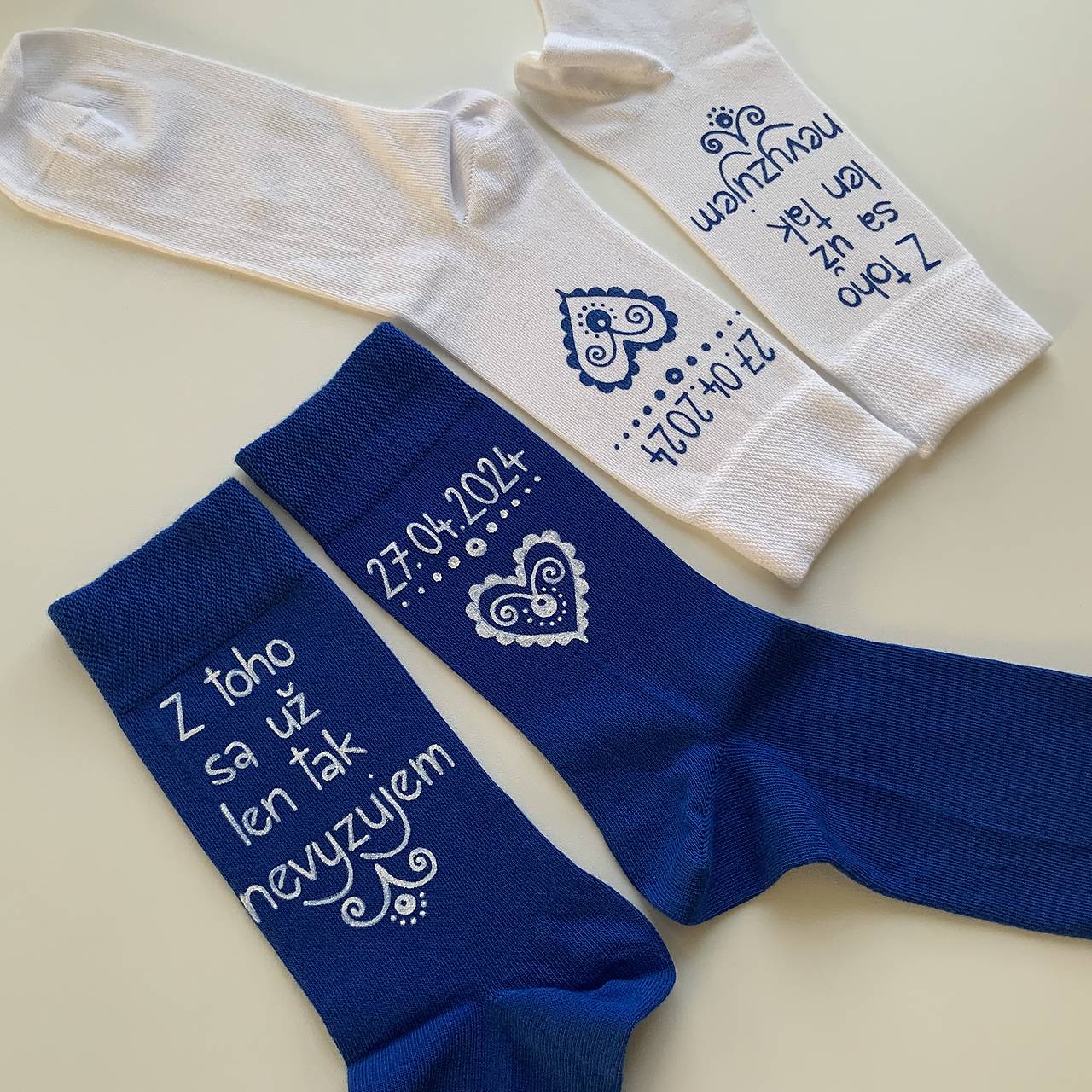 Maľované ponožky k výročiu/svadbe “z toho už nevyzuješ / (biele + kráľovskymodré s tlačeným typom písma)