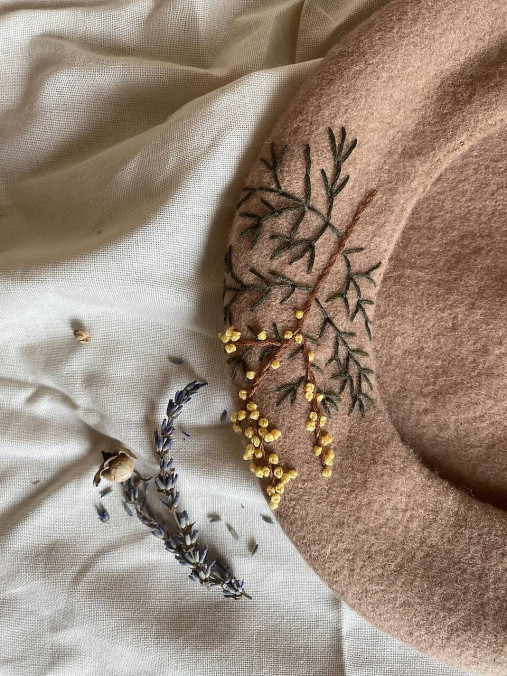 Čiapky, čelenky, klobúky - Baretka so zimnou vetvičkou - 16409918_