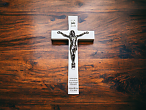 Dekorácie - Svadobný krížik biely a strieborný Ježiš - 16411205_