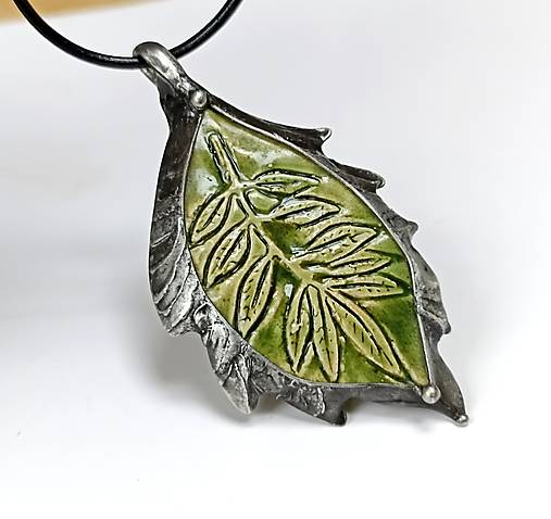 Náhrdelníky - Cínový šperk s keramikou- Rastlinka - 16413866_