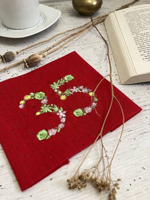 Úžitkový textil - ,,35" Ľanová utierka ČERVENÁ s výšivkou číslovka ,, Jubileum, výročie, vek....." - 16412196_