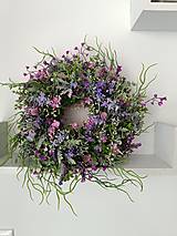 Dekorácie - Lúčny venček vo fialových farbách - 16412186_