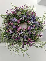 Dekorácie - Lúčny venček vo fialových farbách - 16412187_