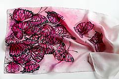 Šatky - Ručne maľovaná hodvábna šatka s motýľmi - Motýlí žúr-cyklámen I. - 16415875_