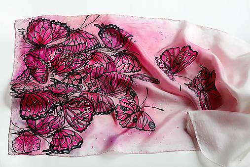 Ručne maľovaná hodvábna šatka s motýľmi - Motýlí žúr-cyklámen I.